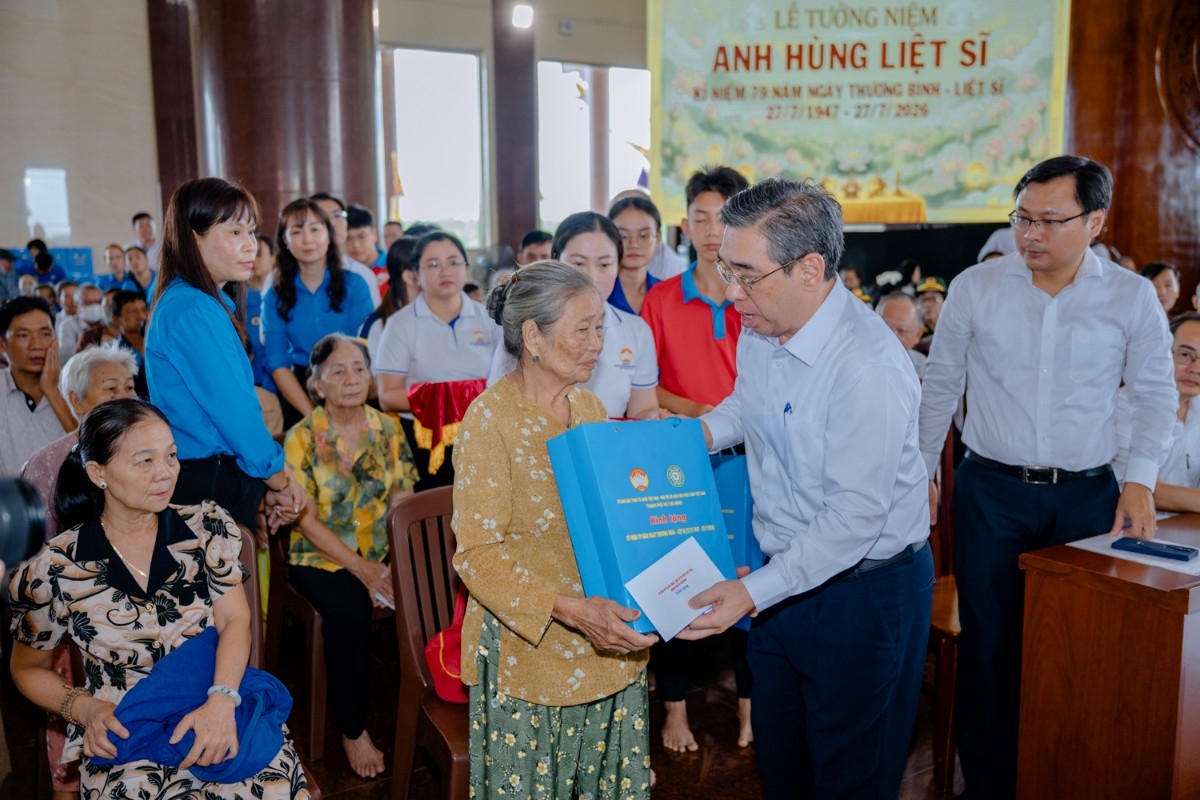Phó Bí thư Thành ủy, Chủ tịch Ủy ban Mặt trận Tổ quốc Việt Nam Thành phố Hồ Chí Minh Nguyễn Phước Lộc tặng quà cho gia đình chính sách, người có công tại buổi lễ. Ảnh: Đăng Huy/chutichghpgvn.vn