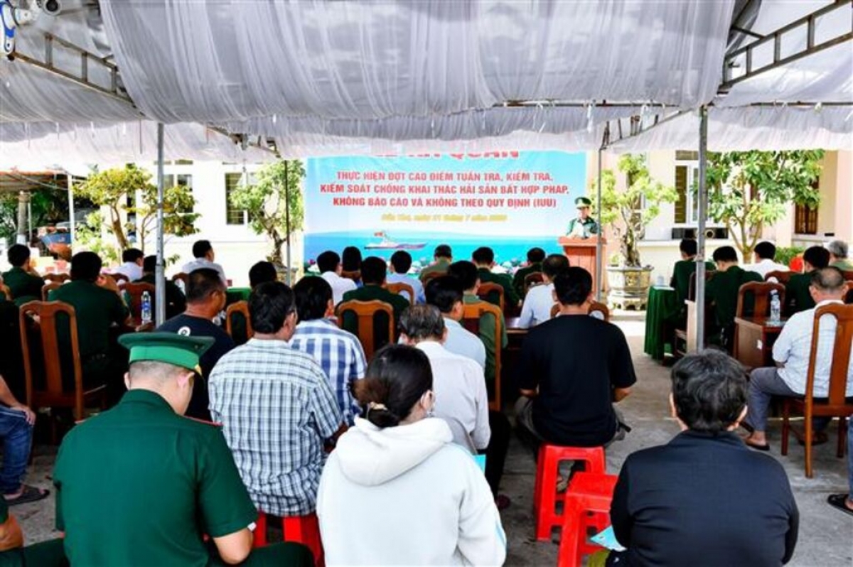 Quang cảnh Lễ ra quân thực hiện đợt cao điểm tuần tra, kiểm tra, kiểm soát chống khai thác hải sản bất hợp pháp, không báo cáo và không theo quy định (IUU). Ảnh: Trung Kiên/TTXVN