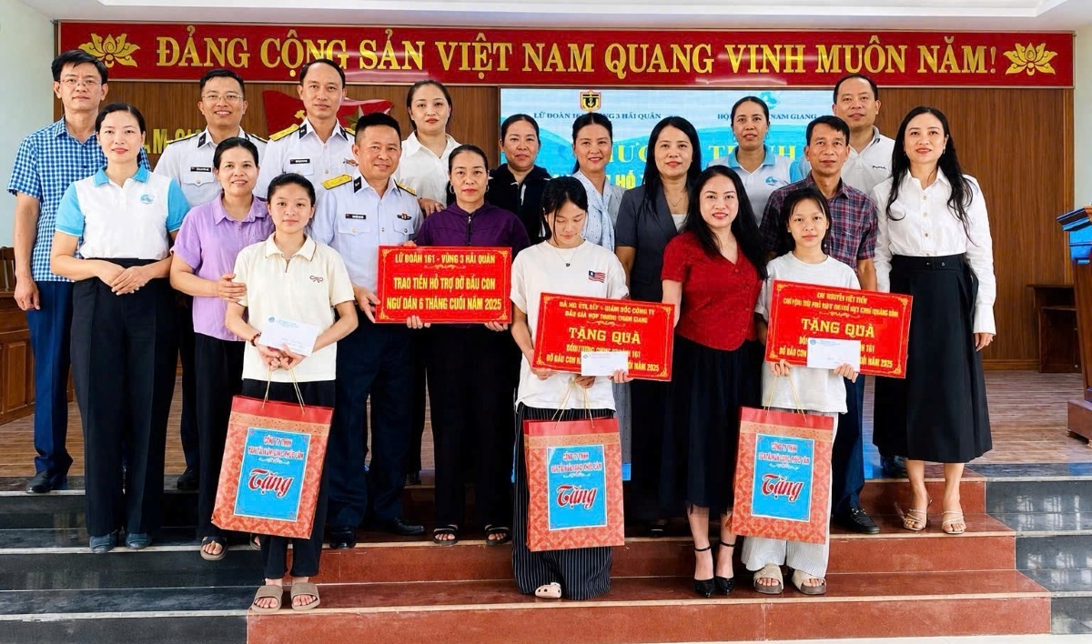 Đại diện Lữ đoàn 161 và các nhà đồng hành trao tiền hỗ trợ, đỡ đầu con ngư dân 6 tháng cuối năm tại xã Nam Gianh. Ảnh: Lữ đoàn 161