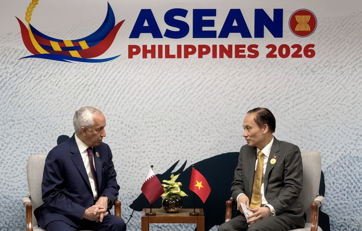 Bộ trưởng Ngoại giao Lê Hoài Trung và Quốc vụ khanh Bộ Ngoại giao Qatar Soltan Bin Saad Al-Muraikhi. Ảnh: Bộ Ngoại giao
