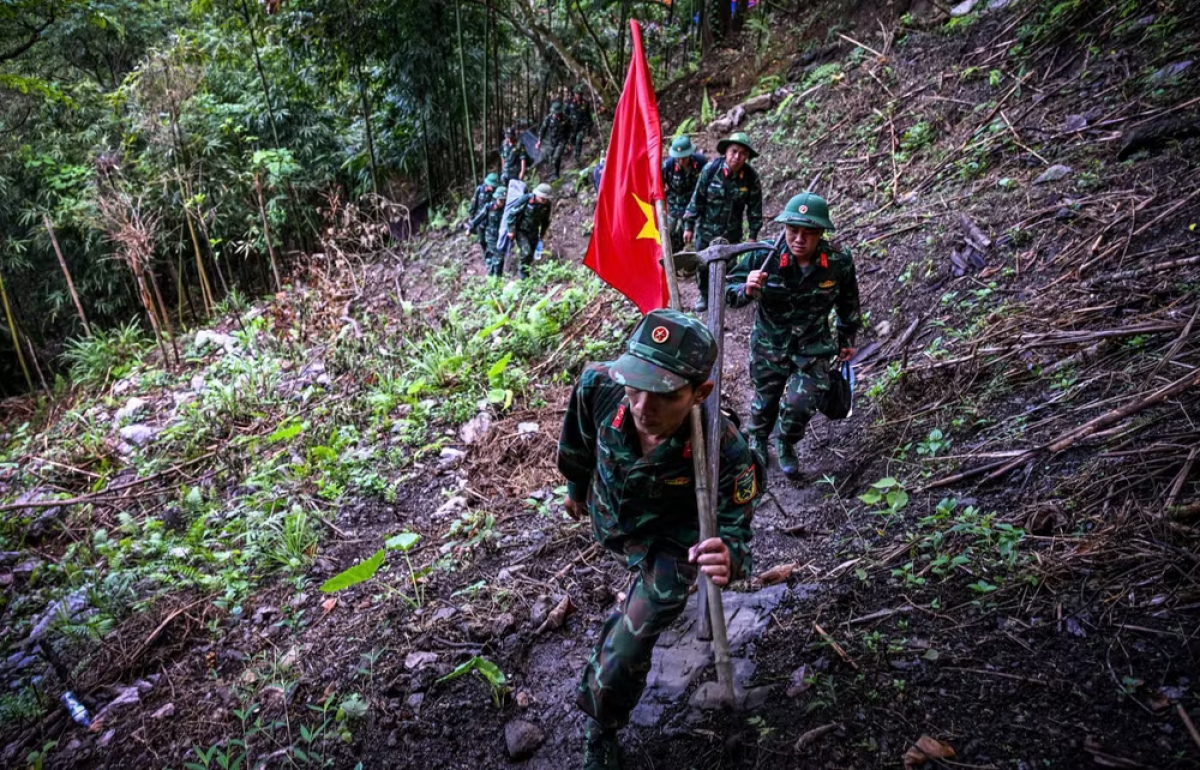 Las fuerzas encargadas llevan a cabo las labores de búsqueda y recuperación de los restos de mártires de guerra en la comuna de Thanh Thuy, provincia de Tuyen Quang. Foto: nhandan.vn