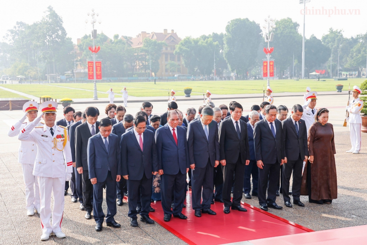 Delegasi pemimpin dan mantan pemimpin Negara dan Partai dengan hormat mengenang Presiden Ho Chi Minh (Foto: Nhat Bac/VGP)
