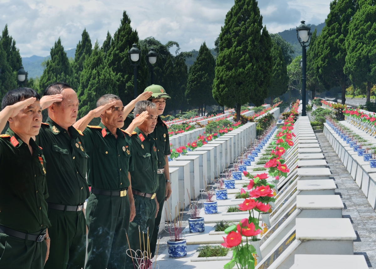 Cada año, los veteranos regresan al Cementerio Nacional de Mártires de Vi Xuyen para rendir homenaje, con ofrendas de incienso, a sus compañeros caídos por la independencia nacional. Foto: Huu Tuan/VOV5