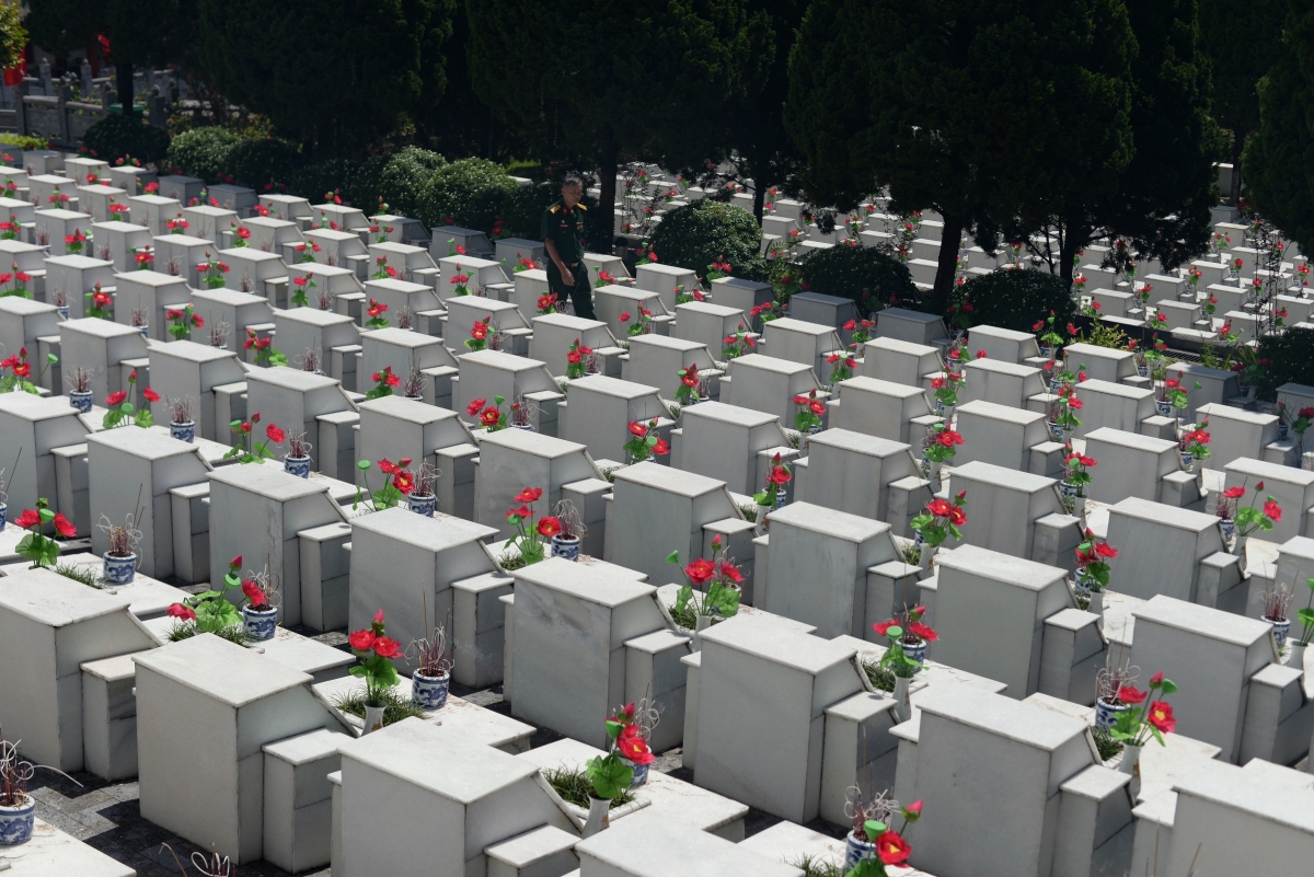 En el cementerio nacional de mártires de Vi Xuyen, aún se encuentran numerosas tumbas de mártires cuyas identidades permanecen desconocidas. Foto: Huu Tuan/VOV5
