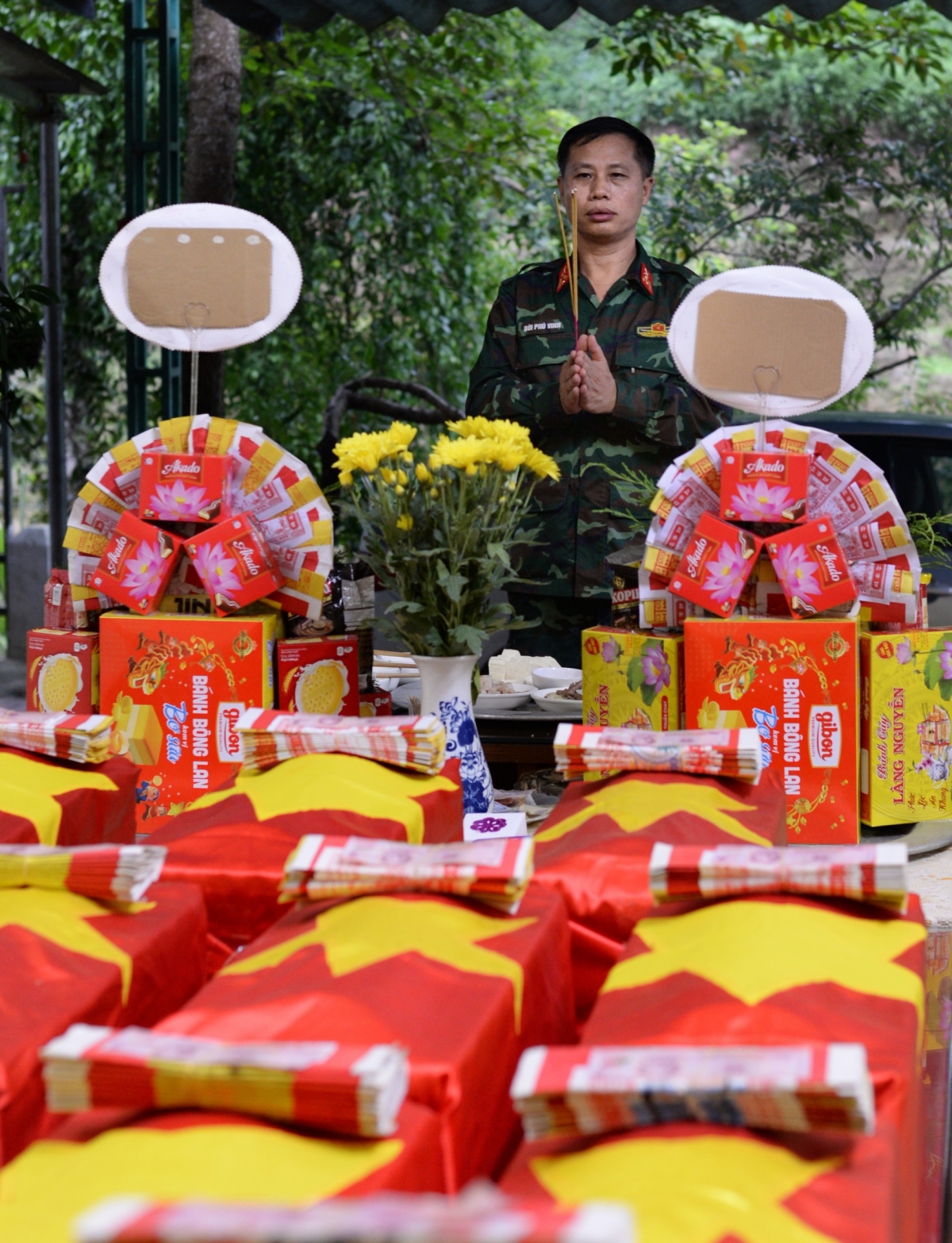 El coronel Bui Phu Vinh, comisario político del Equipo de Búsqueda y Recuperación de Restos de Mártires del Mando Militar de Tuyen Quang, visita diariamente la funeraria para ofrecer incienso, informar sobre los resultados de la jornada y rendir homenaje a los espíritus de los heroicos mártires. Foto: Huu Tuan/VOV5