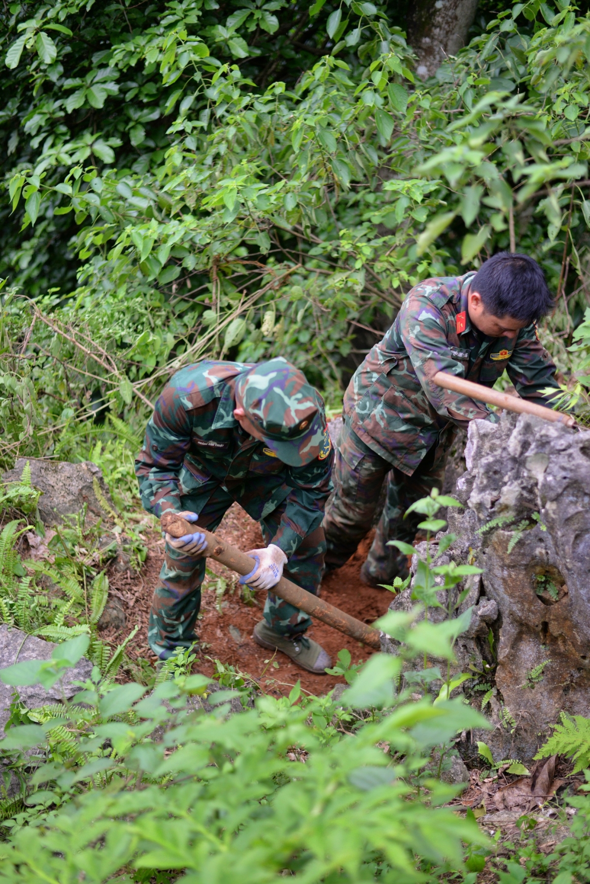 Secara teliti menggali sejangkel tanah untuk mencari kerangka martir (Foto: Huu Tuan/VOV5) 