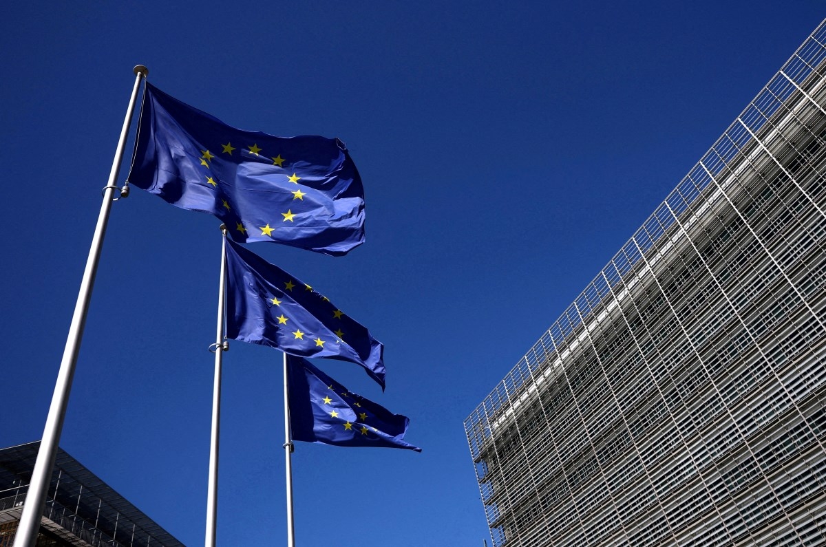  Những lá cờ của Liên minh châu Âu tung bay bên ngoài trụ sở Ủy ban châu Âu tại Brussels, Bỉ, ngày 29/4/2026. Ảnh tư liệu: REUTERS/Yves Herman