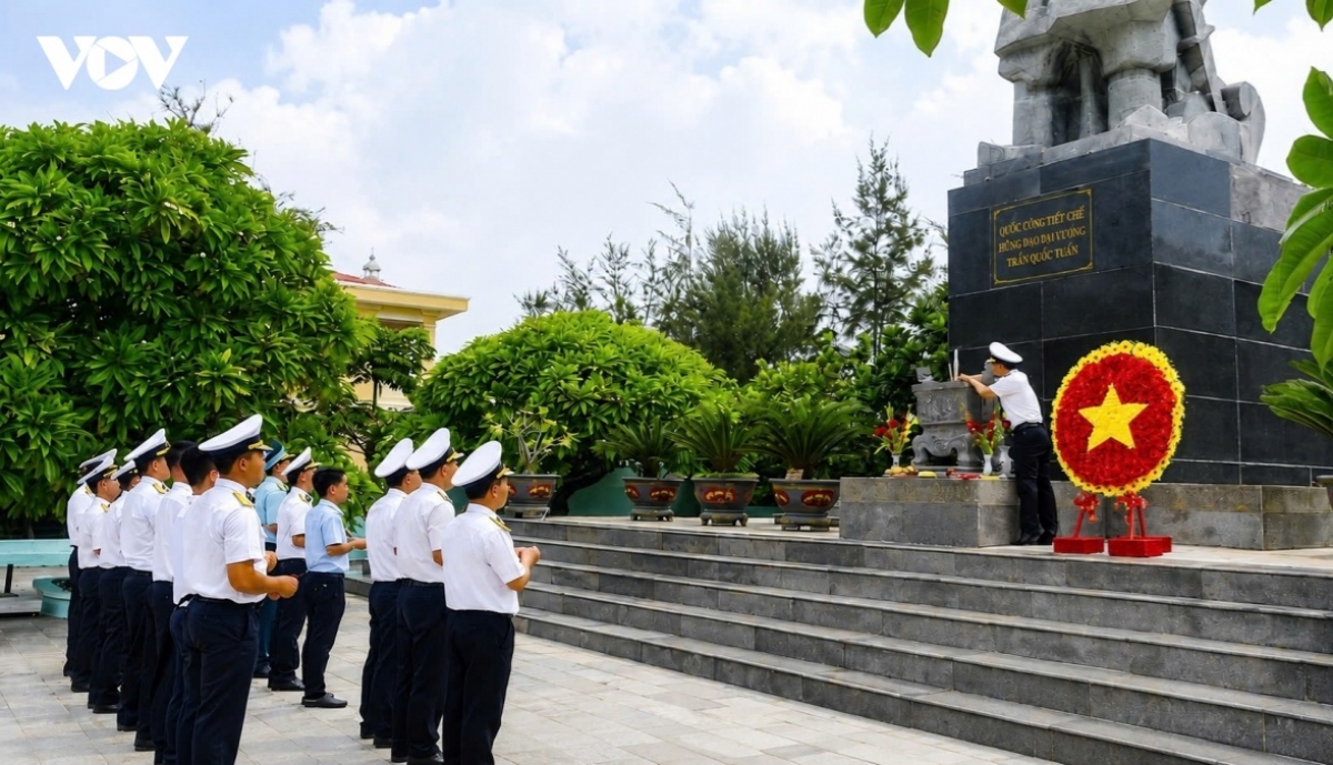 (ພະ​ນັກ​ງານ, ນັກ​ຮົບ, ປະ​ຊາ​ຊົນ​ເກາະ ຊອງ​ຕື​ໄຕ ຖະ​ຫວາຍ​ທູບ​ທຽນ​ຢູ່​ອະ​ນຸ​ສາ​ວະ​ລີ ເຈິ່​ນກວັກ​ຕວັນ)