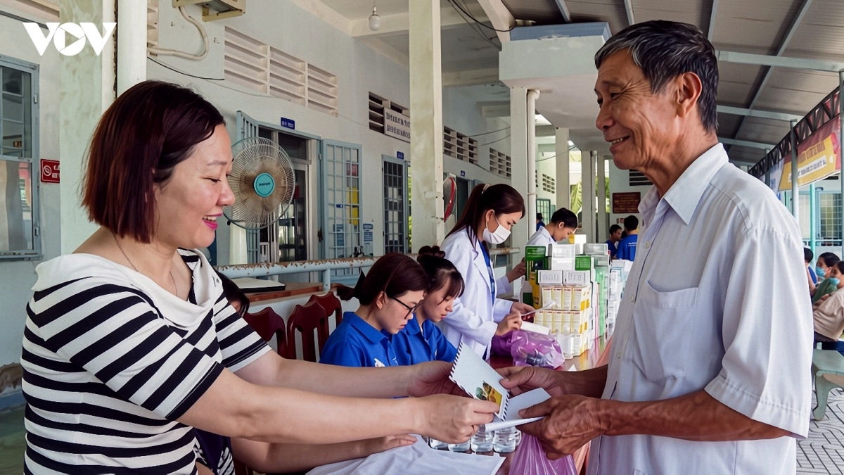 Vinh Long provincial Department of Health and hospitals in Ho Chi Minh City provide free health checkups and screenings for people with meritorious services and martyrs' relatives on Vietnam's War Invalids and Martyrs' Day, July 27. (Photo: VOV)