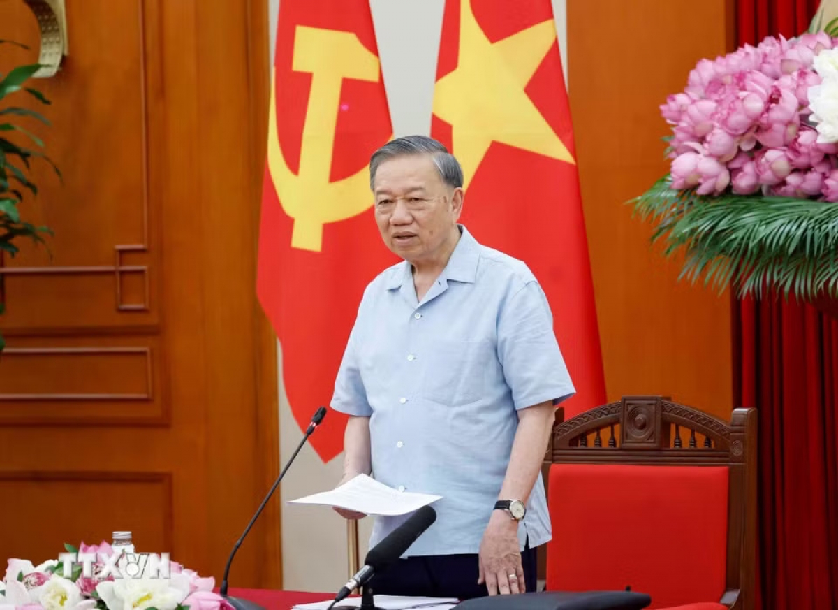 El secretario general del Partido Comunista y presidente de Vietnam, To Lam, preside hoy en Hanói una reunión de trabajo con el Comité del Partido y la dirección de la Inspección del Gobierno, centrada en dos contenidos principales. Foto: VNA