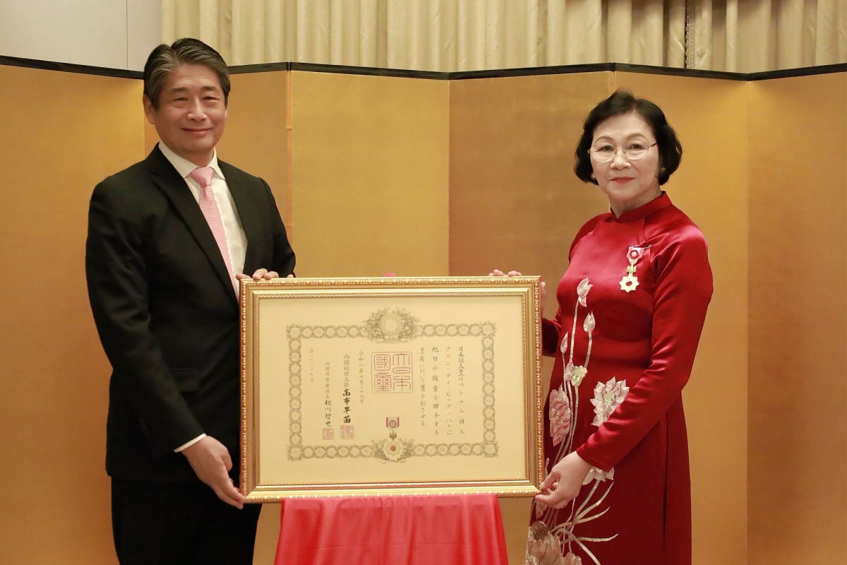 伊藤直樹大使（左）とグエン・ティ・ビック・ハー准教授・博士（写真：在ベトナム日本大使館）