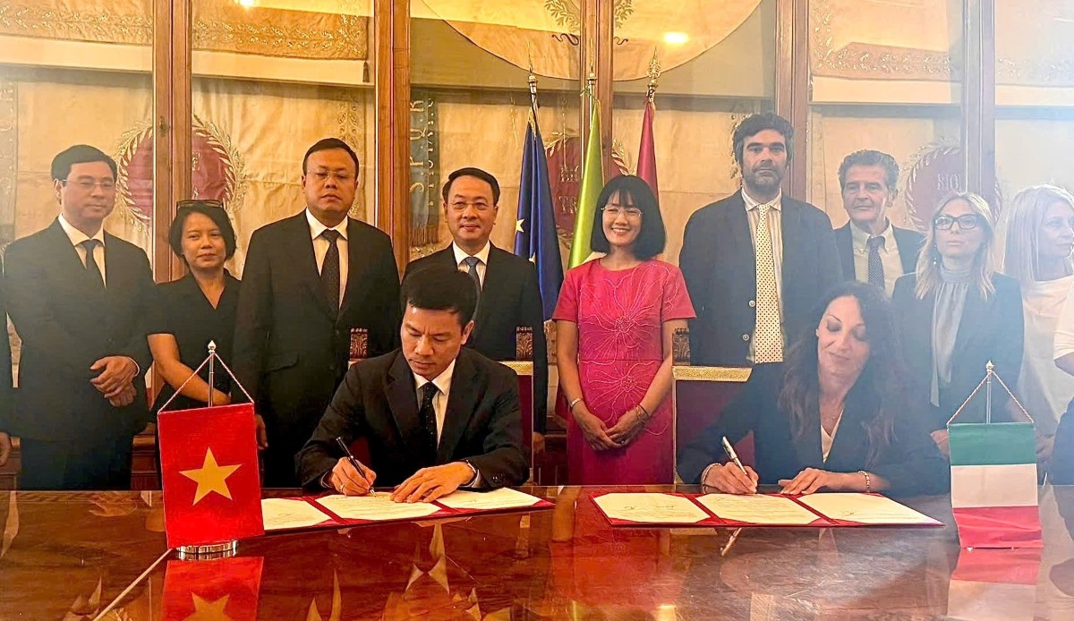 Wakil Ketua Komite Rakyat Kota Hanoi Bui Duy Cuong menandatangani Pernyataan Bersama tentang kerja sama antara Kota Hanoi dan Kota Roma. Foto: Delegasi kerja