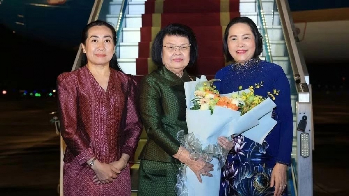 ທ່ານ​ຮອງ​ປະ​ທານ​ສະ​ພາ​ແຫ່ງ​ຊາດ ຫງວຽນ​ທິ​ແທັງ ຕ້ອນ​ຮັບ​ປະ​ທານ​ສະ​ພາ​ແຫ່ງ​ຊາດ ກຳ​ປູ​ເຈຍ  Samdech Khuon Sudary ຢູ່​ສະ​ໜາມ​ບິ​ນ​ສາ​ກົນ ໂນ້ຍ​ບາຍ (ພາບ: TTXVN)