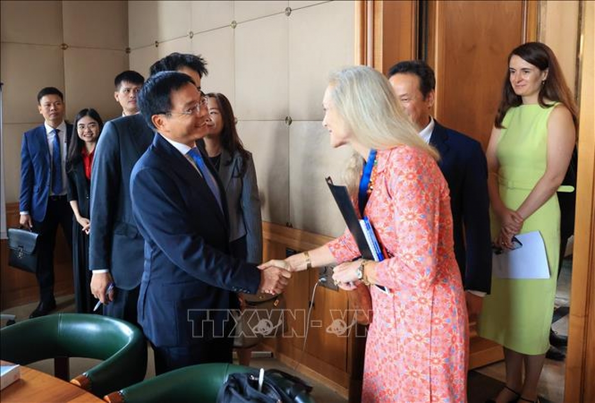 ທ່ານ​ ຫງວຽນ​ວັນ​ທັ້ງ ຮອງ​ນາ​ຍົກ​ລັດ​ຖະ​ມົນ​ຕີ ຫວຽດ​ນາມ ໄດ້​ມີ​ການ​ເຮັດ​ວຽກ​ກັບ​ທ່ານ​ນາງ Jennifer DJ Nordquist ຮອງ​ຜູ້​ອຳ​ນວຍ​ການ​ໃຫຍ່ ອົງ​ການ​ການ​ຄ້າ ໂລກ (ພາບ: TTXVN)