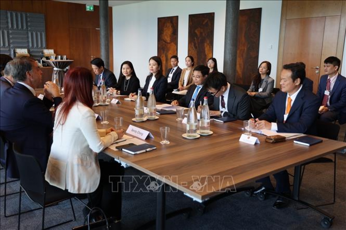 Le vice-Premier ministre Nguyên Van Thang et sa délégation en réunion avec des responsables du Forum économique mondial à Genève. Photo: VNA