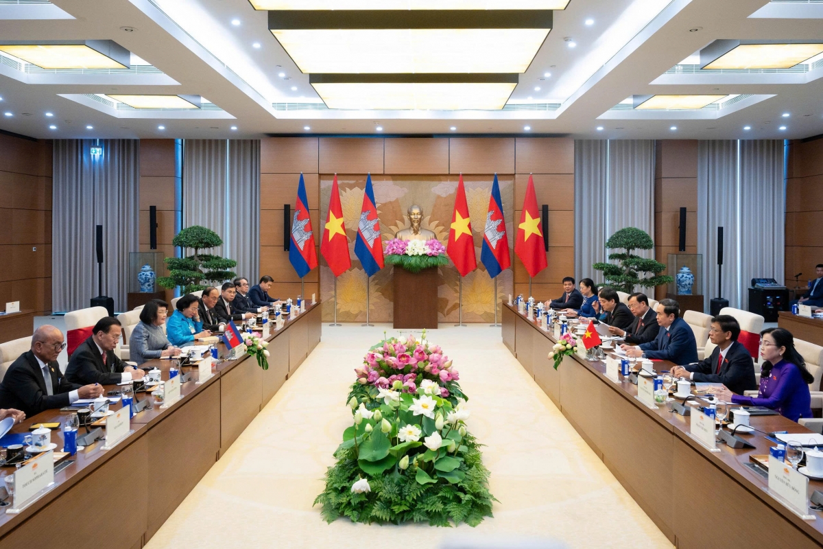 Ketua MN Tran Thanh Man melakukan pembicaraan dengan Ketua Parlemen Kerajaan Kamboja Samdech Khuon Sudary. Foto: quochoi.vn
