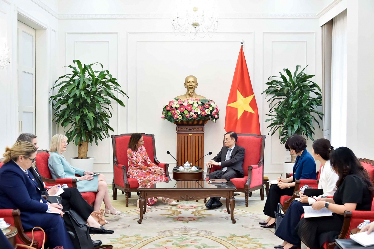 Bộ trưởng Ngoại giao Lê Hoài Trung đã tiếp bà Anne Aly, Hạ nghị sỹ, Bộ trưởng các Bộ Phát triển Quốc tế, Doanh nghiệp nhỏ và Các vấn đề đa văn hóa Australia. Ảnh: Bộ Ngoại giao