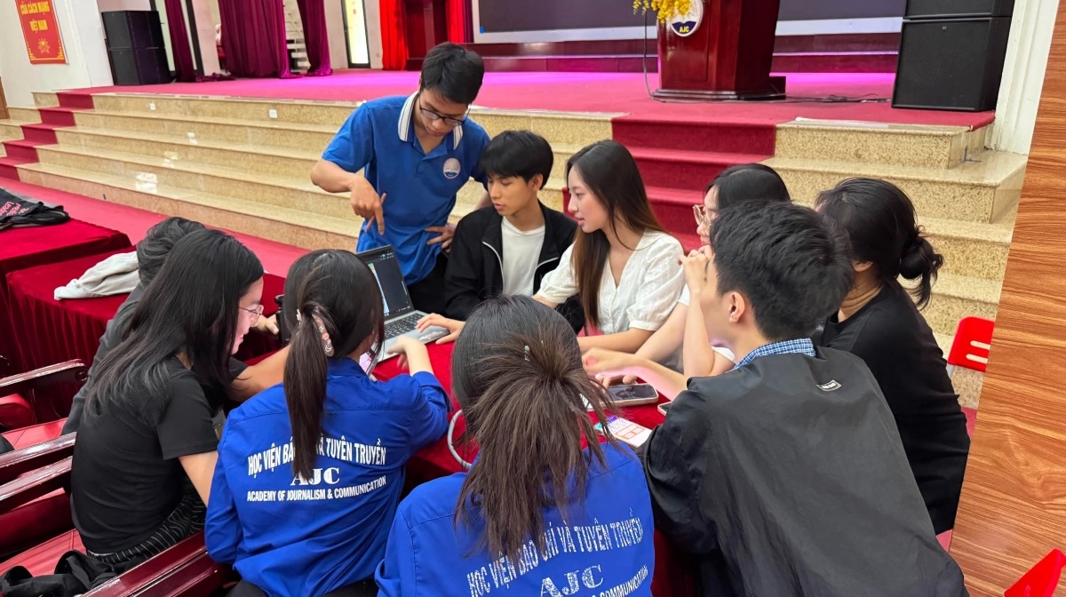 សមាជិកនៃគម្រោង "បន្លឺបទភ្លេង Cheo" ក្នុងដំណើរការរៀបចំខ្លឹមសារសម្រាប់សកម្មភាពទំនាក់ទំនងនិងការសម្តែង។ រូបថត៖ phobienphapluat.vn