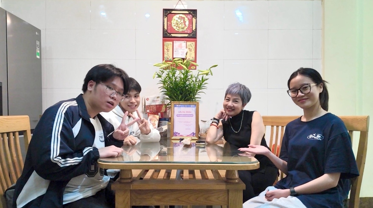 Serial "Teo belajar seni Cheo" dengan didampingi langsung oleh Seniman Unggul Ngoc Anh (kedua dari kanan). Foto: phobienphapluat.vn