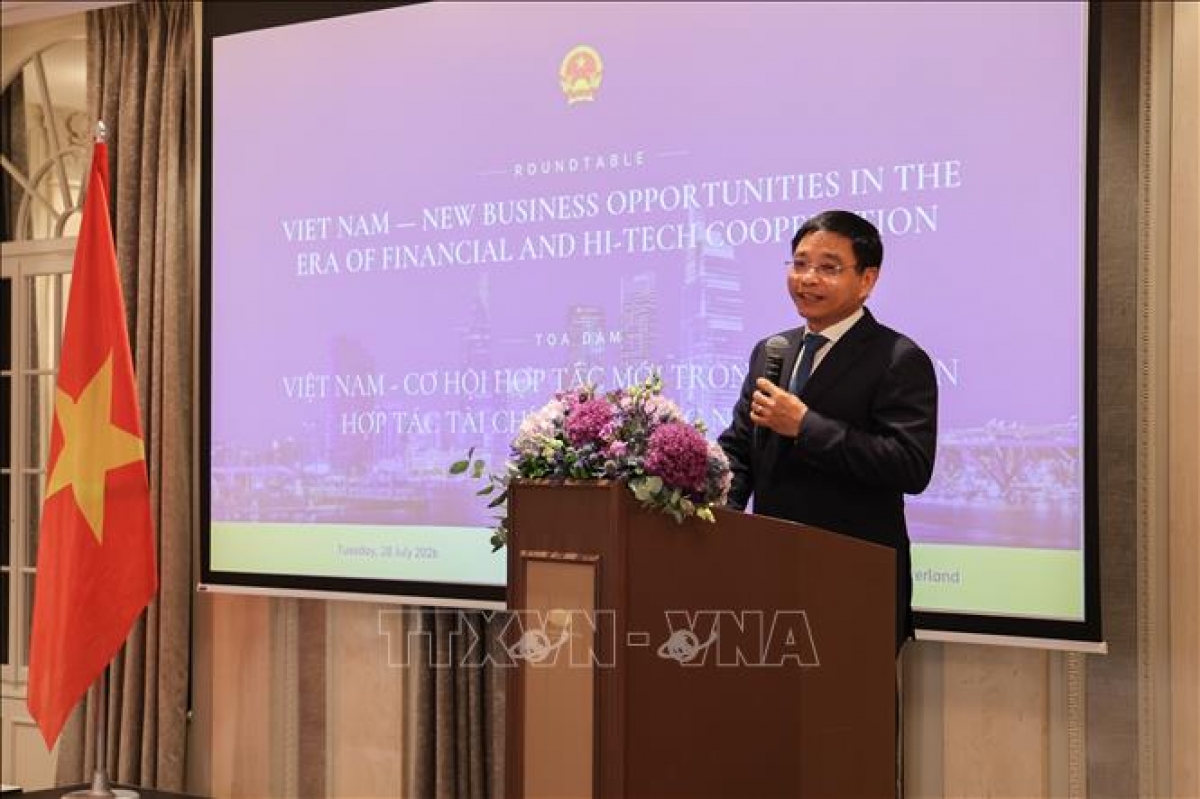 Phó Thủ tướng Nguyễn Văn Thắng phát biểu tại Tọa đàm “Cơ hội kinh doanh mới trong kỷ nguyên Hợp tác tài chính và Công nghệ cao” với các Quỹ đầu tư Thụy Sỹ. Ảnh: Anh Hiển/PV TTXVN tại Thụy Sĩ