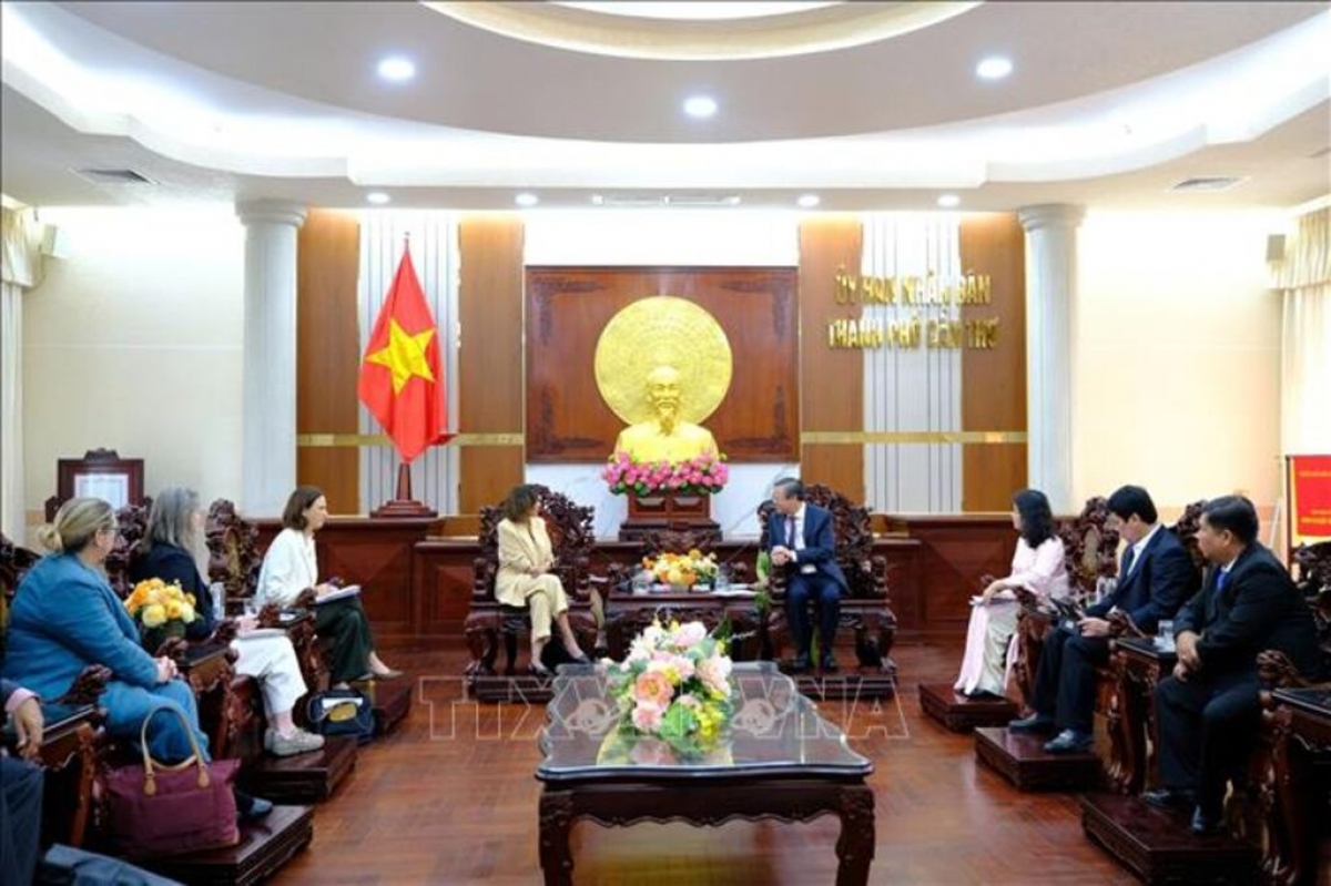 The leaders of Can Tho City meet with the Australian delegates. (Photo: Thu Hien/ VNA)