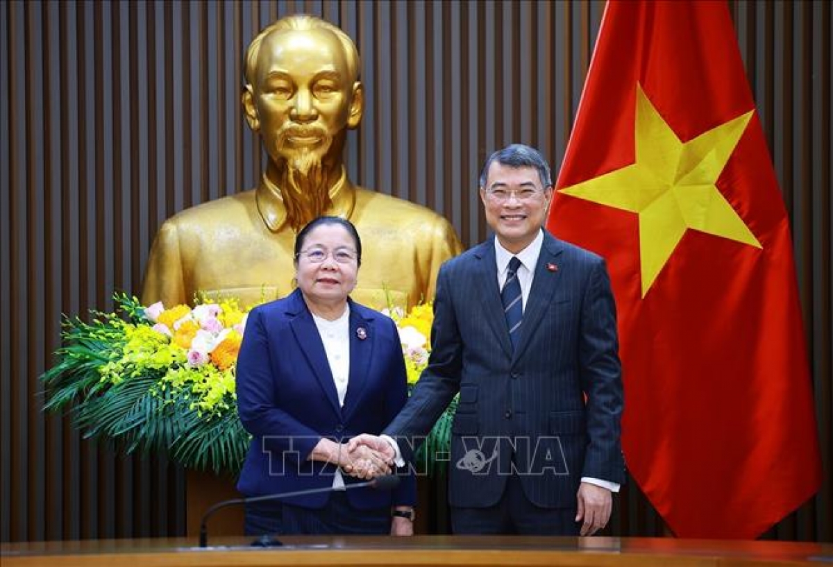 Premierminister Le Minh Hung empfängt die Leiterin des Personalkomitees der LRVP, Sisay Leudetmounsone. (Foto: Duong Giang/VNA)