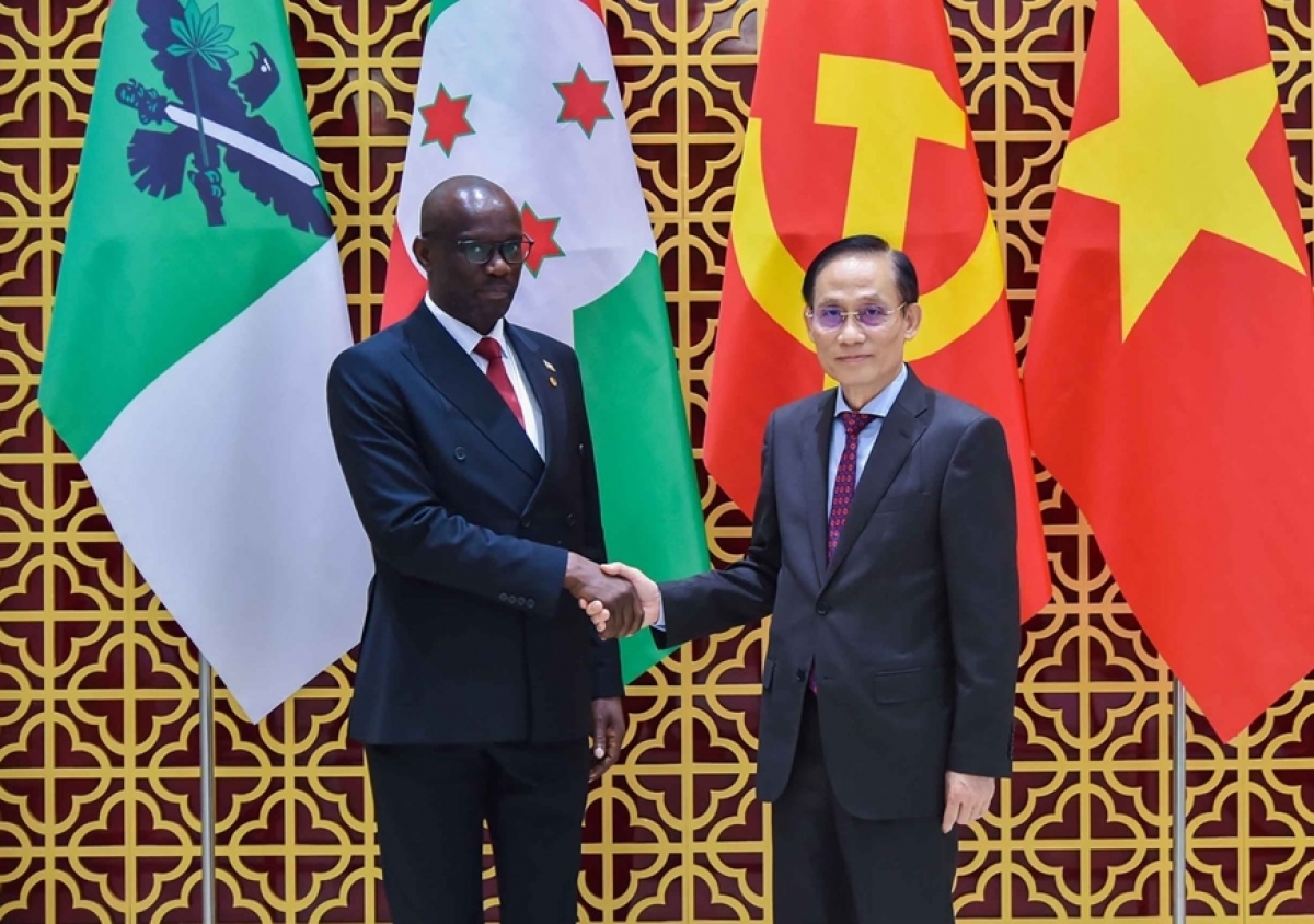 Le ministre vietnamien des Affaires étrangères, Lê Hoài Trung, et Révérien Ndikuriyo, secrétaire général du CNDD-FDD, le parti au pouvoir au Burundi. Photo: Ministère des Affaires étrangères
