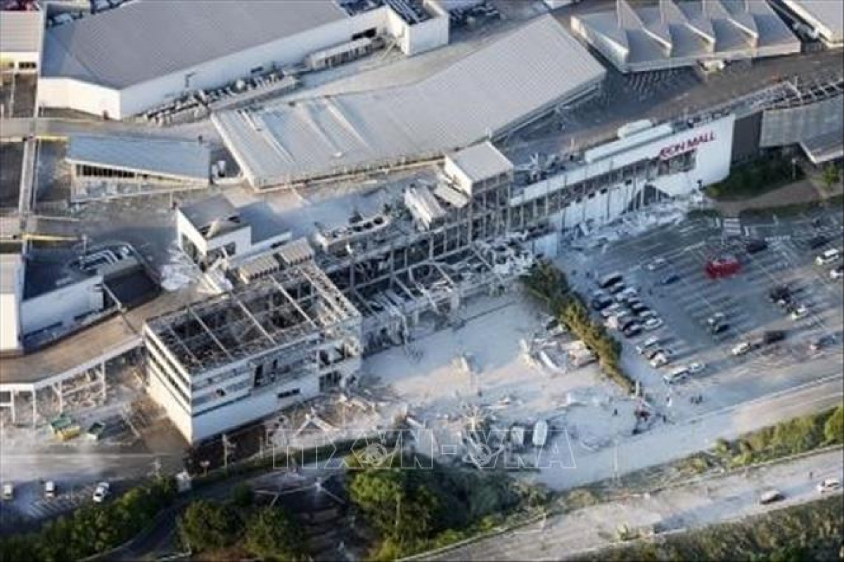 Thiệt hại sau động đất tại trung tâm mua sắm Aeon Mall ở tỉnh Kumamoto, Nhật Bản ngày 28/7/2026. Ảnh minh họa: Kyodo/TTXVN