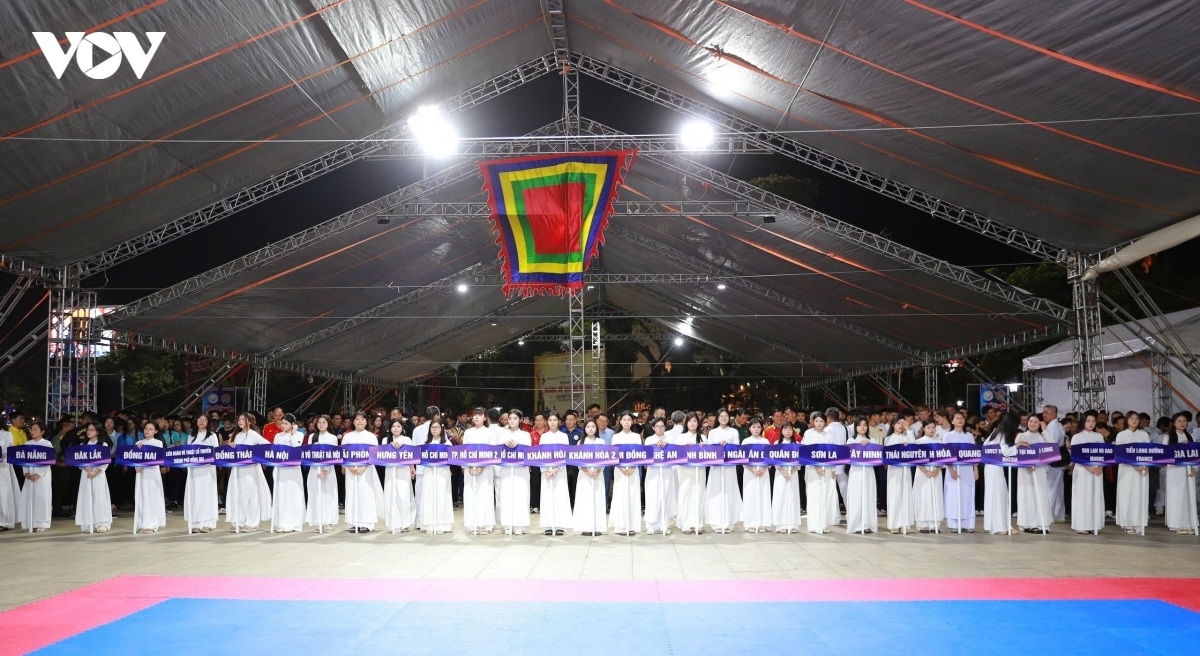 Les équipes nationales et internationales réunies pour le XVe Championnat national des clubs d'arts martiaux traditionnels vietnamiens. Photo: VOV