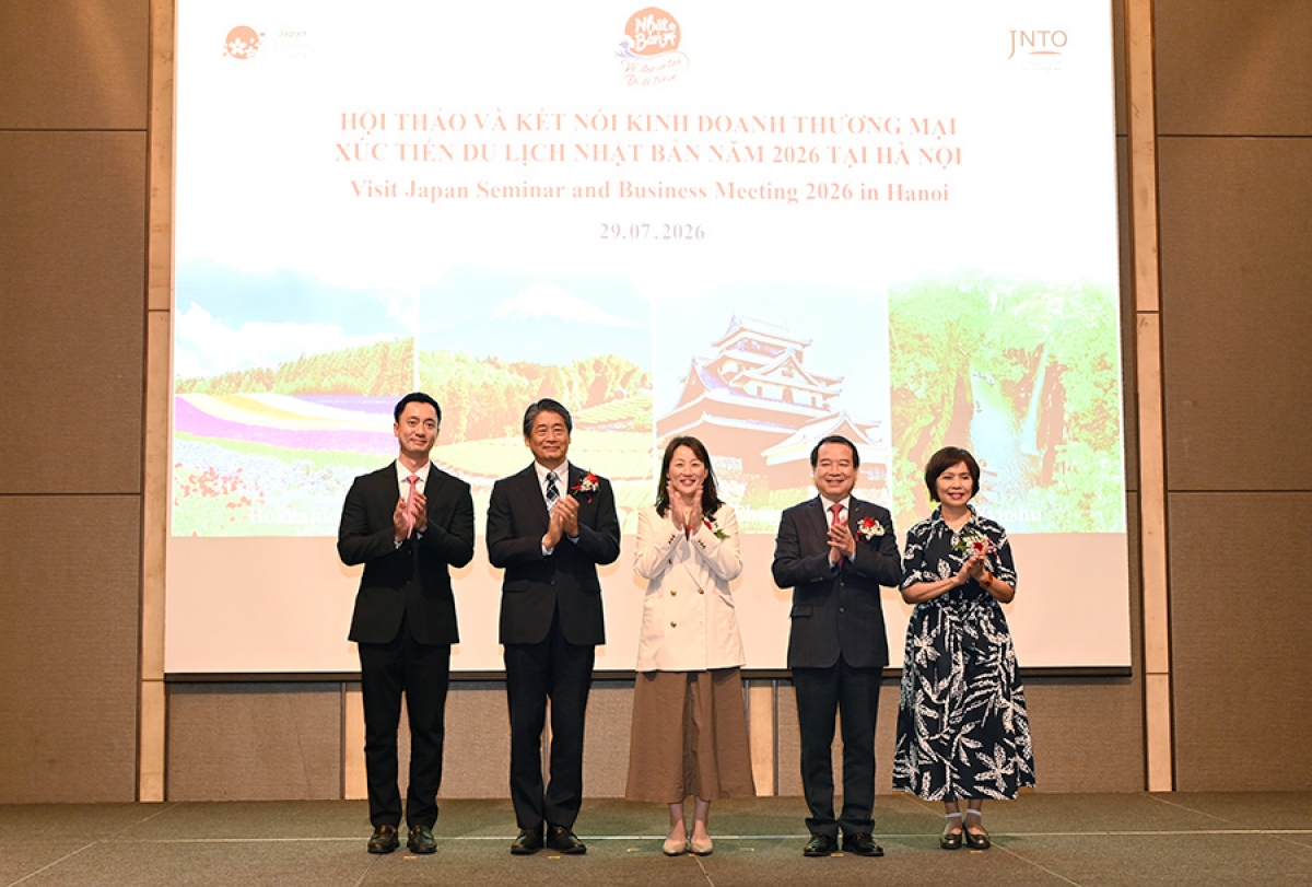 Lãnh đạo, đại biểu chụp ảnh lưu niệm. Ảnh: TITC