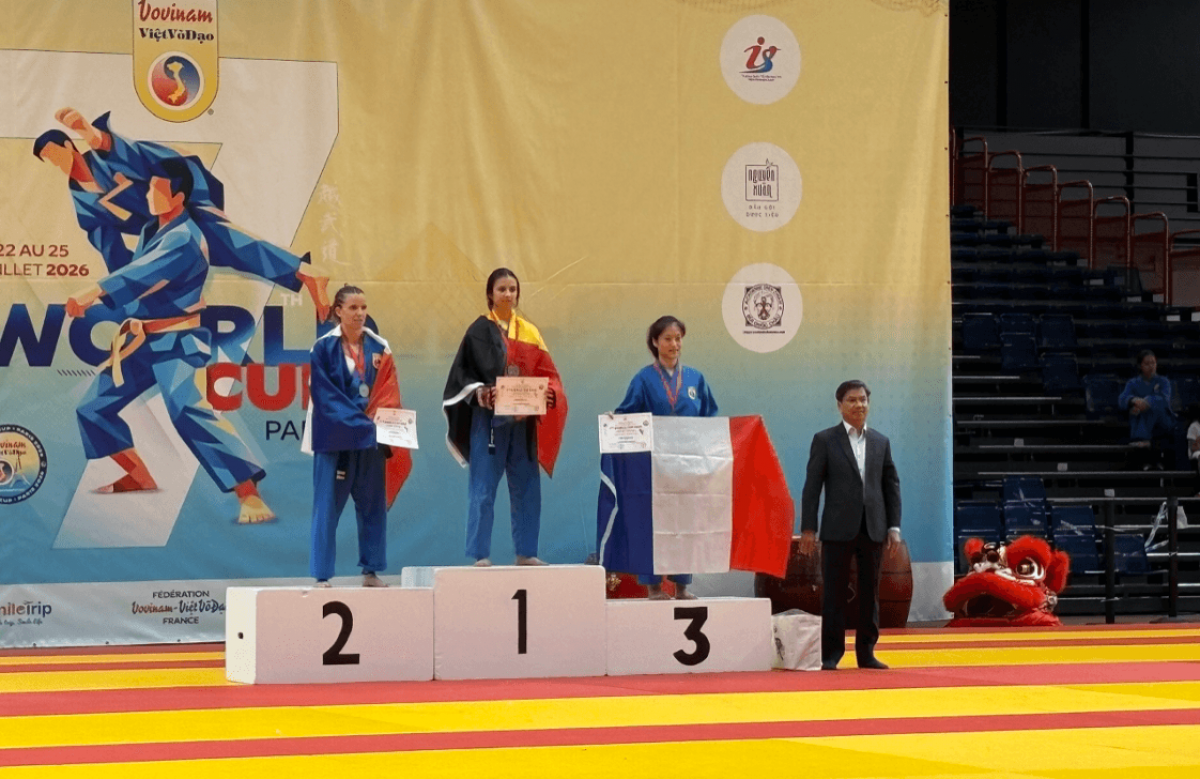 Der vietnamesische Botschafter in Frankreich nimmt an der Zeremonie zur Überreichung der Medaille teil. (Foto: thegioi.vn)