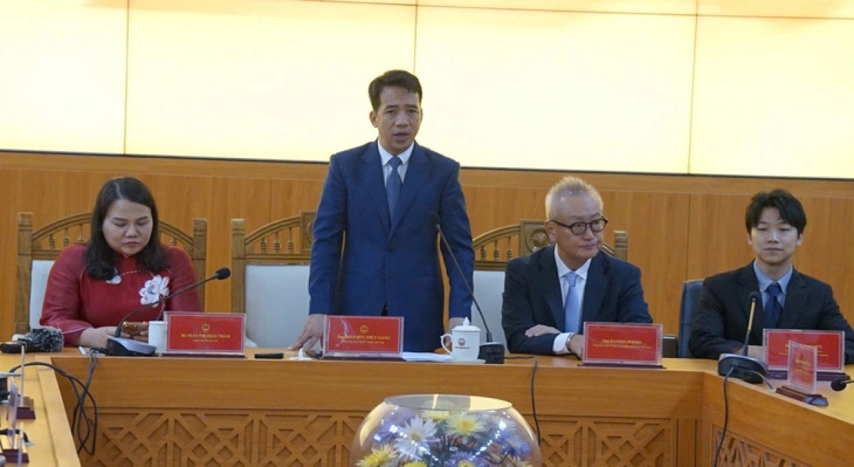 นาย เจิ่นหิวถวี่ยาง รองประธานคณะกรรมการประชาชนเมืองเก่าเว้ประกาศข้อมูลเกี่ยวกับ“วันบุ๋นบ่อเว้” (Photo:tuoitre)