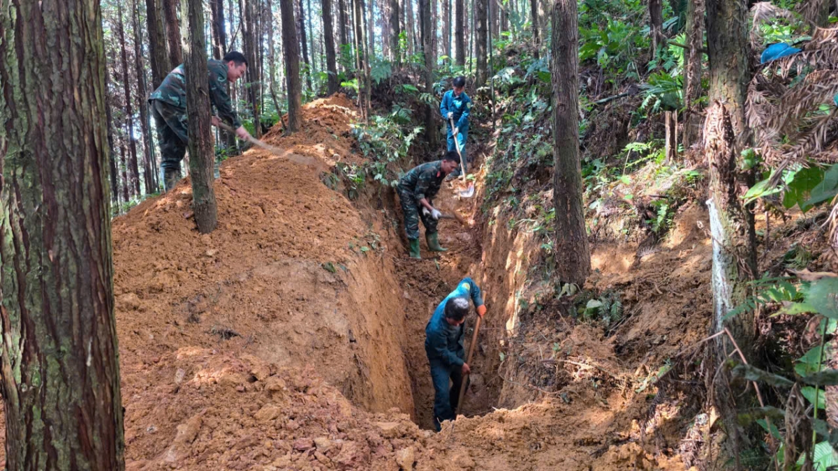 Nhiều người trẻ chưa từng biết đến chiến tranh vẫn tình nguyện tham gia tìm kiếm hài cốt liệt sĩ. Sự tiếp nối giữa các thế hệ thể hiện đạo lý "Uống nước nhớ nguồn" của dân tộc luôn được gìn giữ và lan tỏa. Nguồn ảnh: Đoàn xã Minh Tân