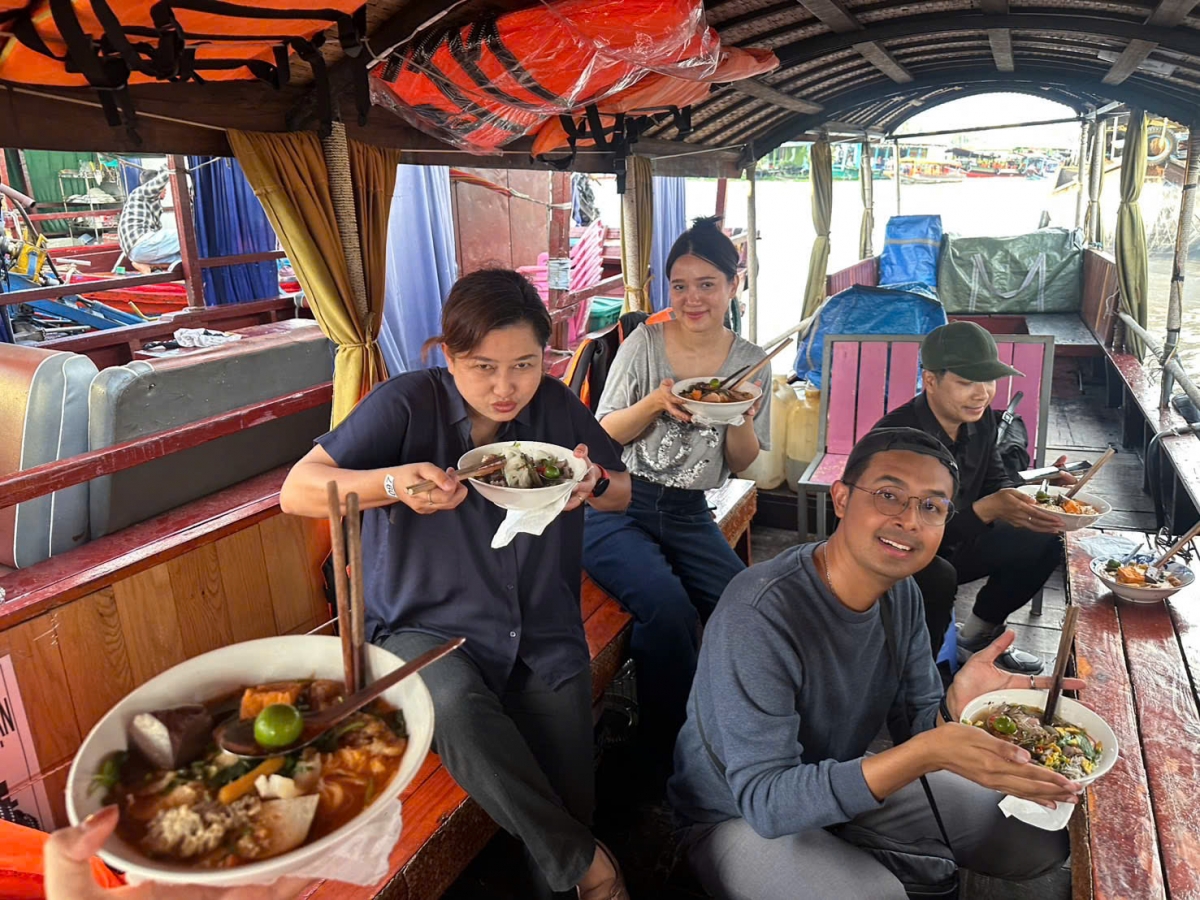 รับประทานอาหารของชาวท้องถิ่น
