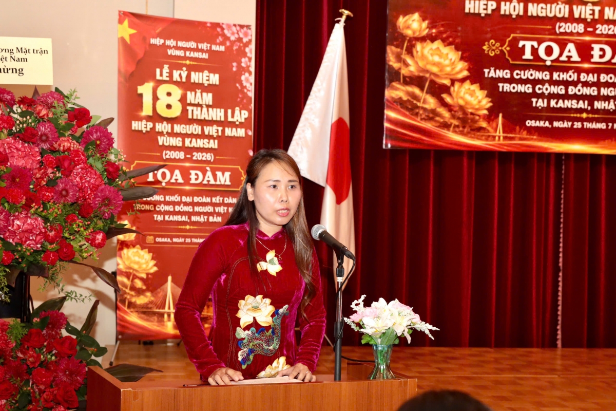 Bà Lê Thương, Chủ tịch Hiệp hội Người Việt Nam vùng Kansai tổng kết chặng đường 18 năm hình thành và phát triển của Hiệp hội.