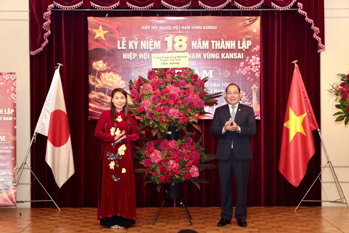 Ông Hoàng Công Thủy, Phó Chủ tịch Ủy ban Trung ương Mặt trận Tổ quốc Việt Nam chúc mừng những thành công của Hiệp hội trên chặng đường 18 năm qua.