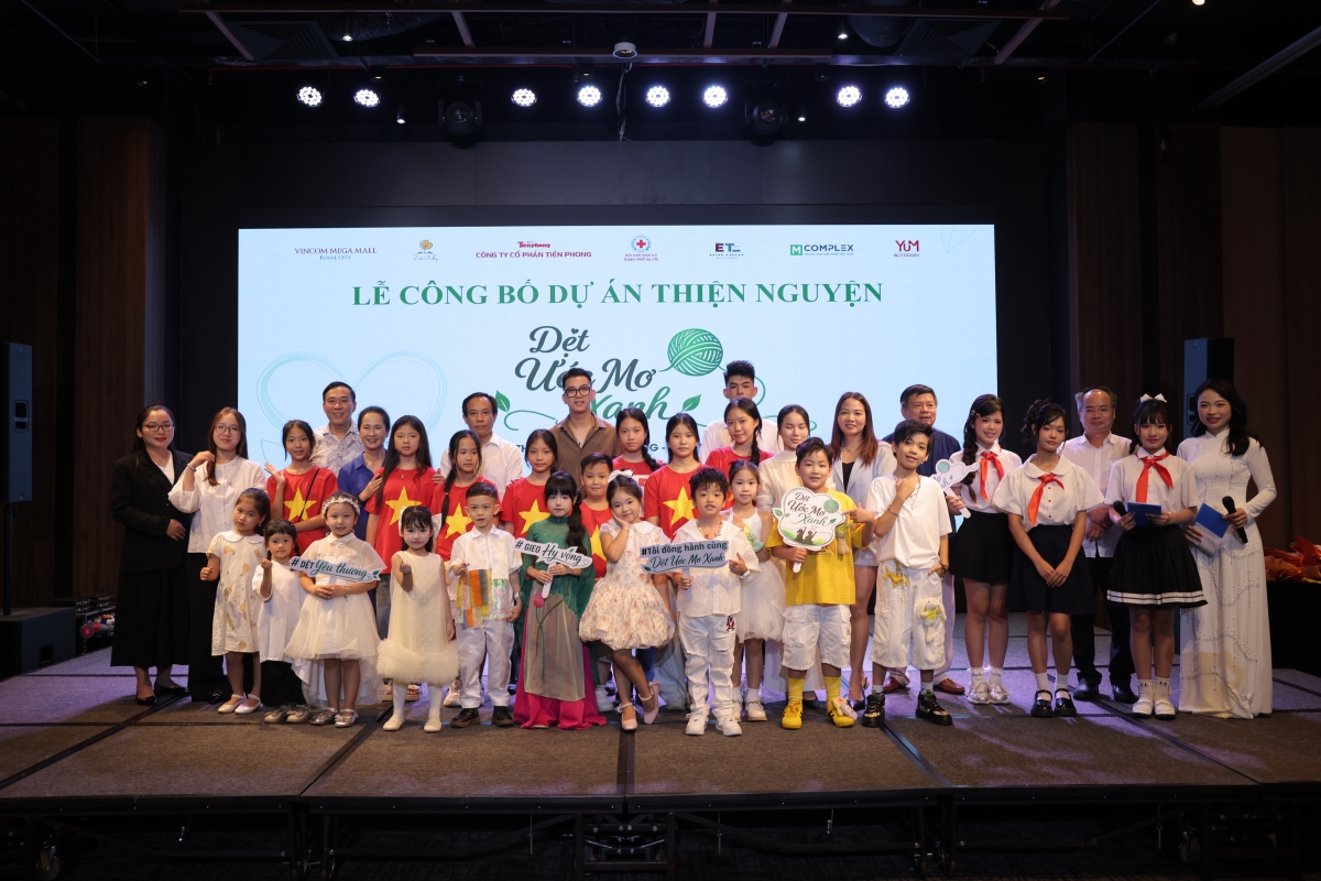 The launch ceremony for the "Green Dream Weaving" charity project (Photo: Litibaby)