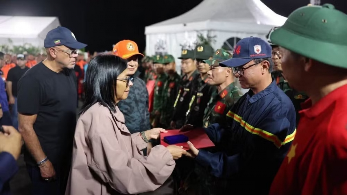 รักษาการประธานาธิบดีเวเนซุเอลาให้กำลังใจทีมปฏิบัติงานในเวเนซูเอลาของเวียดนาม (TTXVN)