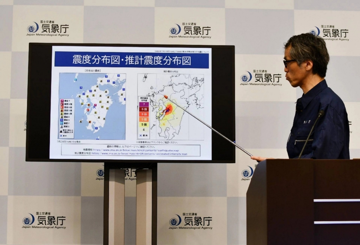 기요모토 신지(Shinji Kiyomoto) 일본 기상청의 지진·쓰나미 전문가가 7월 28일 화요일 도쿄에서 구마모토 지진에 대해 설명하고 있다. (사진: JIJI/재팬 타임스)