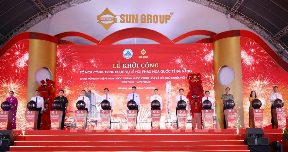 Delegates perform the groundbreaking ceremony for the complex of facilities serving the Da Nang International Fireworks Festival. (Photo: Tran Le Lam/VNA)