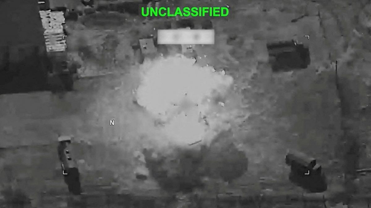 De la fumée s’élève après une explosion sur un site non identifié, que le Commandement central des États-Unis (CENTCOM) présente comme résultant d’attaques visant l’Iran. Capture d’écran d’une vidéo diffusée le 29 juillet 2026. Photo: Reuters