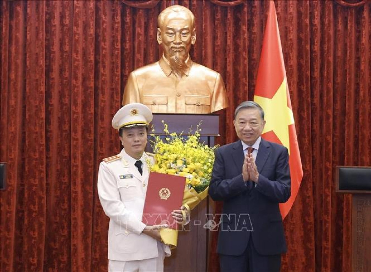 Tổng Bí thư, Chủ tịch nước Tô Lâm trao Quyết định thăng quân hàm từ Trung tướng lên Thượng tướng đối với đồng chí Đặng Hồng Đức, Thứ trưởng Bộ Công an. Ảnh: TTXVN