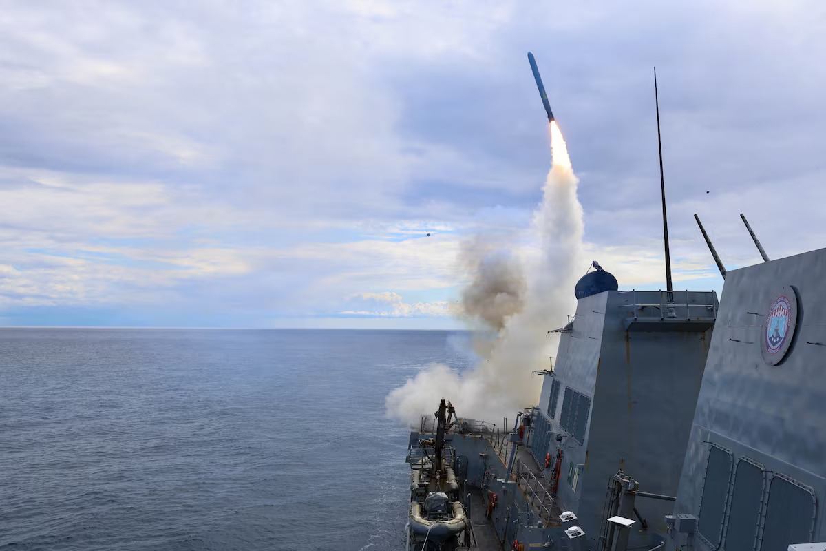 Le destroyer lance-missiles de classe Arleigh Burke USS Thomas Hudner de la Marine américaine tire un missile de croisière Tomahawk lors de l’opération Epic Fury, le 1er mars 2026. Photo: U.S. Navy/Handout via Reuters