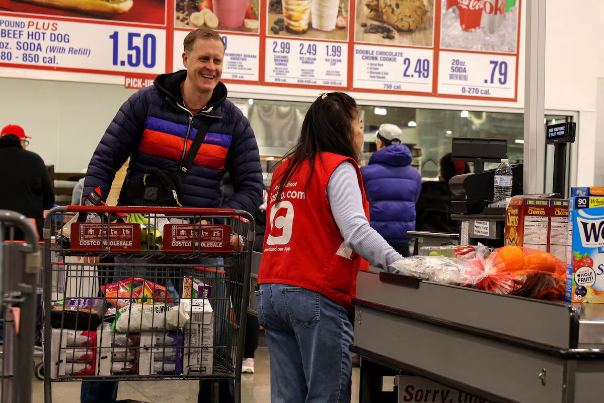 Des habitants font leurs achats dans un magasin Costco, dans l’arrondissement de Staten Island, à New York, aux États-Unis, le 16 janvier 2026. Photo: REUTERS/Brendan McDermid