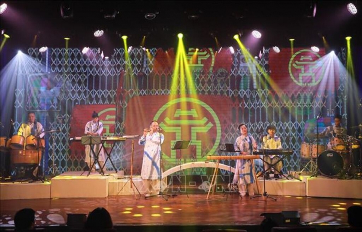 Le spectacle «Histoire de Hanoï – Une journée très hanoïenne» est présenté chaque vendredi soir à 20 heures. Photo: TTXVN