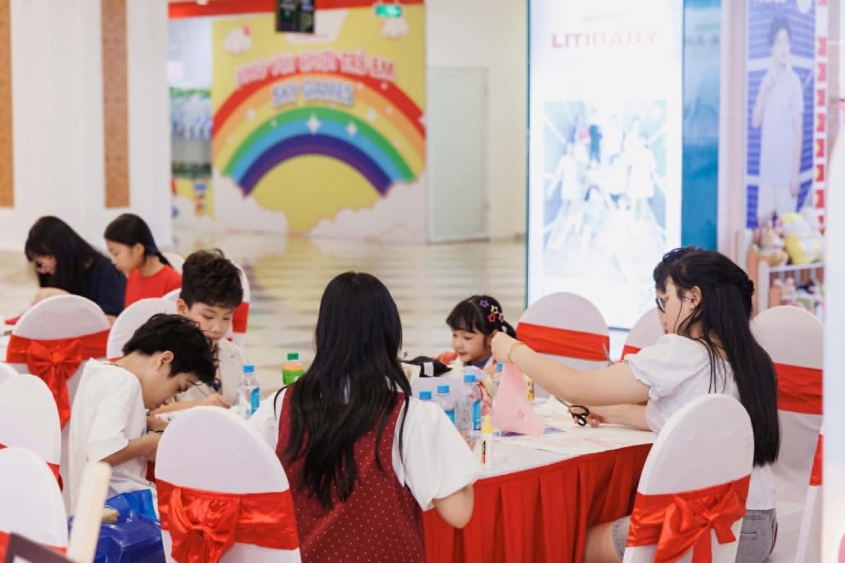 Children create artwork from discarded fabric at Royal City Vincom Mega Mall. (Photo: Litibaby)