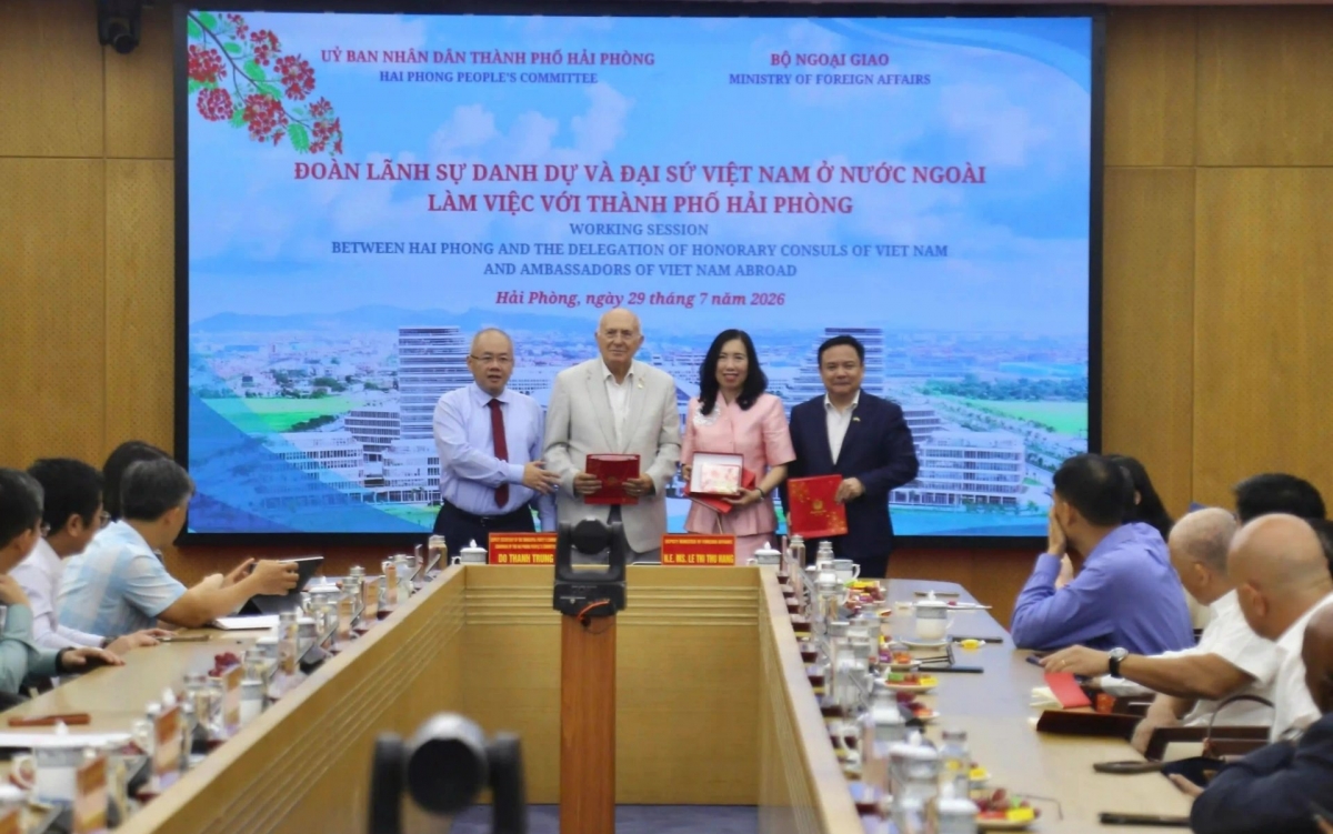 Pimpinan Kota Hai Phong memberikan bingkisan peringatan kepada rombongan kerja (Foto: baoquocte.vn)