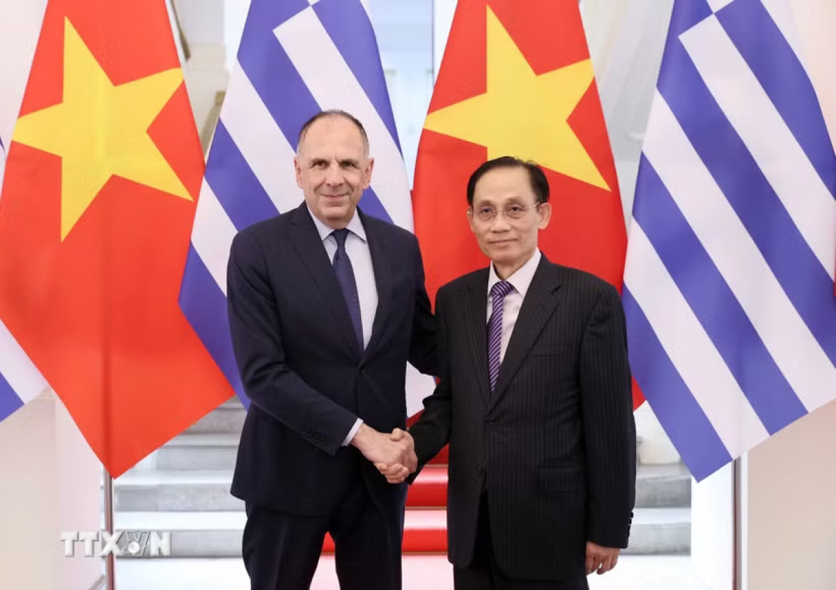 Bộ trưởng Ngoại giao Lê Hoài Trung đón Bộ trưởng Ngoại giao Hy Lạp George Gerapetritis. Ảnh: An Đăng/TTXVN
