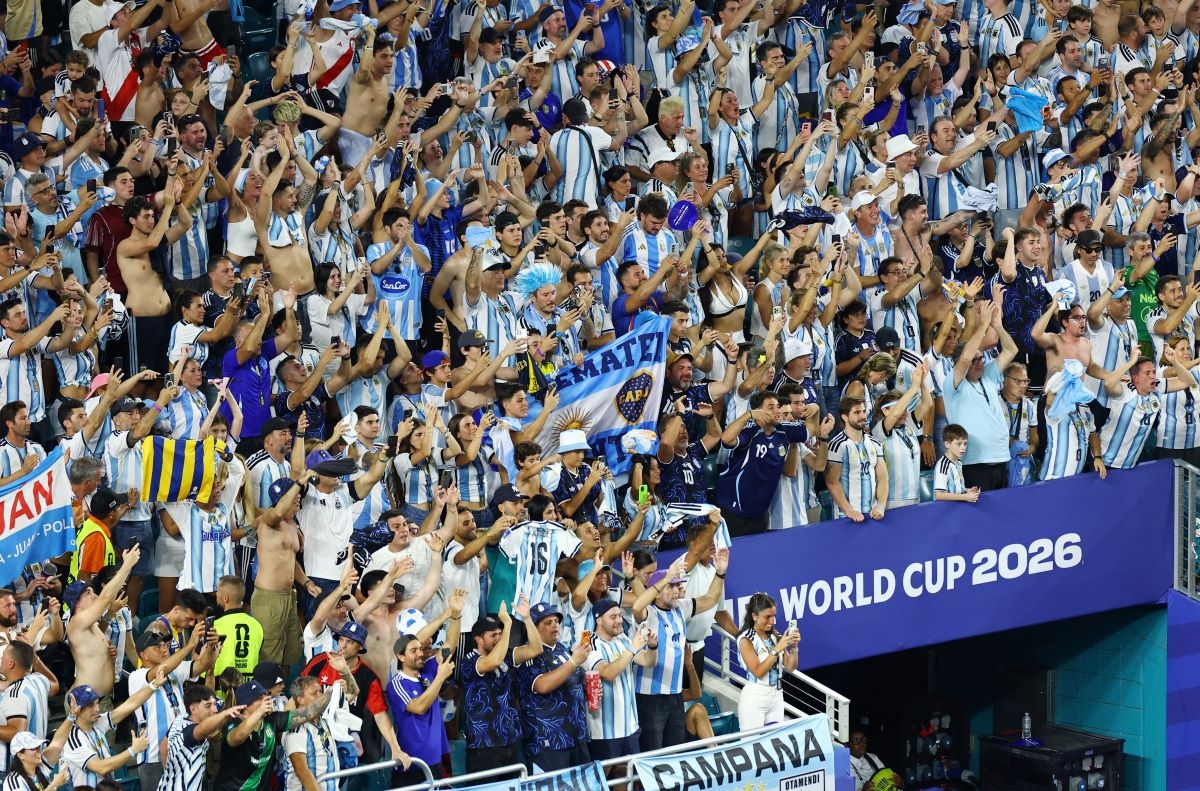 Les supporters argentins célèbrent la victoire après le match Argentine–Cap-Vert au Miami Stadium, à Miami Gardens (Floride), le 3 juillet 2026. Photo: REUTERS/Marco Bello