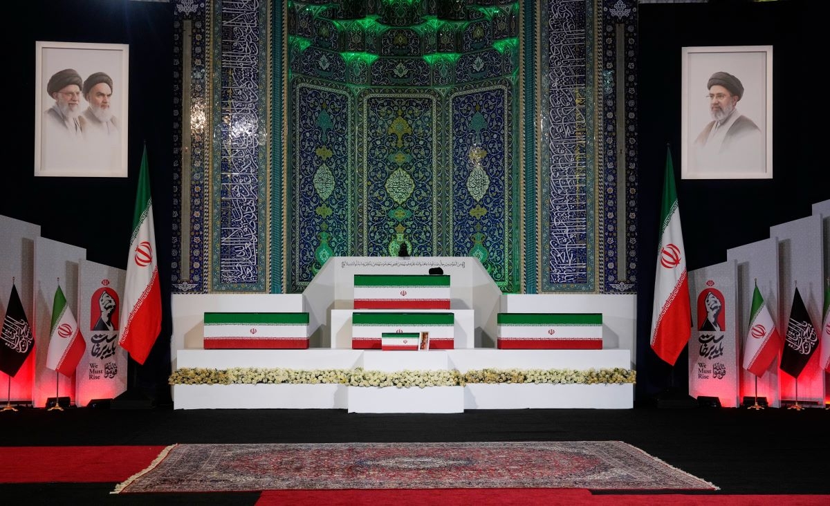 イランの故アリ・ハメネイ最高指導者（中央上）とその家族のひつぎが、2026年7月3日、首都テヘランで行われる葬儀を前に安置された（写真：AP/Vahid Salemi）